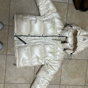 Pearl white super puffer never worn no tags